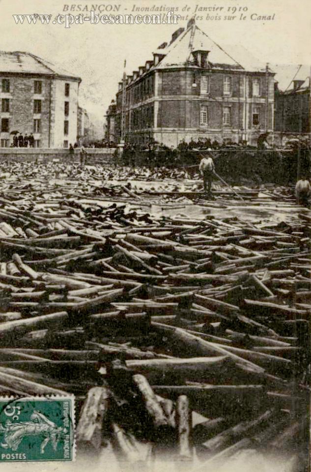 BESANÇON - Inondations de Janvier 1910 - Pont de la Révolution. Amoncellement des bois sur le Canal